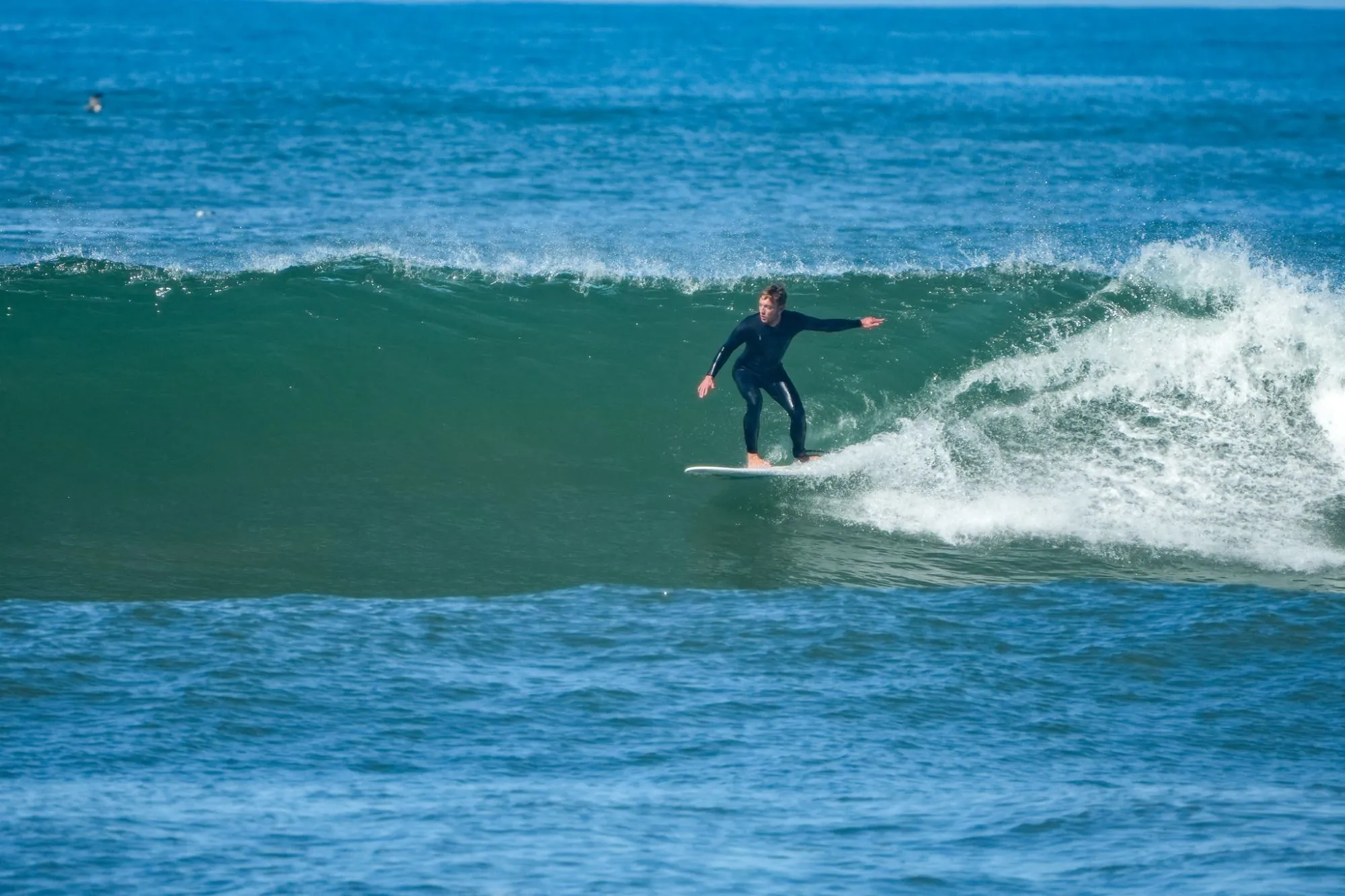 Vincent surfend op een golf